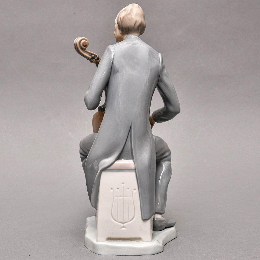Коллекционная Фарфоровая статуэтка «Музыкант. ВИОЛОНЧЕЛИСТ», Lladro Испания 70-е годы.
