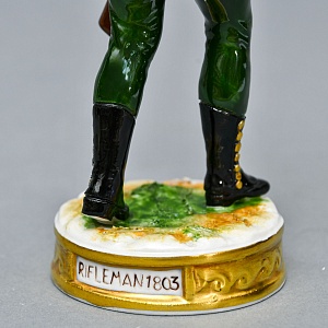 Фарфоровая статуэтка Солдат - «Стрелок корпуса герцога Камберлендского», Rudolf Kammer Германия.