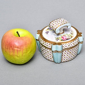 Антикварная Шкатулка - Бонбоньерка «Цветочная нежность», Фарфор Edme Samson et Cie Франция.