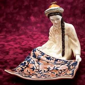 Коллекционная статуэтка - мелочевница «Киргизка с ковром», Фаянс ЗиК Конаково СССР, 1957 год. 