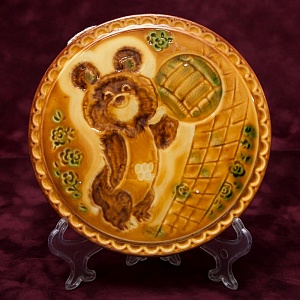 Редкость! Декоративная Плакетка «ОЛИМПИЙСКИЙ МИШКА - Волейбол»  ЗиК Конаково СССР -1980 год.