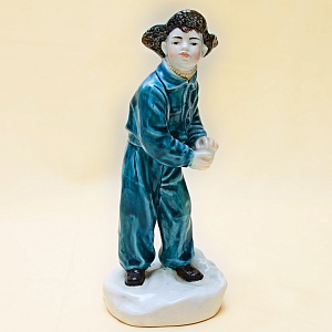 Коллекционная статуэтка «Мальчик со снежком», Фаянс ЗиК Конаково, СССР 50-е годы.
