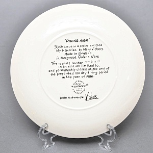 Коллекционная Фарфоровая тарелка «Детство. Мальчики на качелях», Wedgwood Англия - 1985 год. 