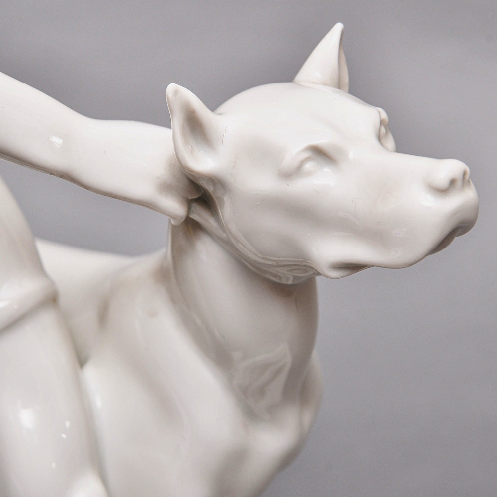 Антикварная Фаофоровая Статуэтка «Охотник с собакой», Wiener Porzellanmanufaktur Augarten, Австрия первая половина ХХ века.