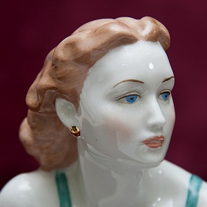 Авторская Фарфоровая Статуэтка «Летний день, Жена писателя А. Толстого» ДФЗ Дулево СССР -1958 год.