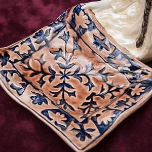 Коллекционная статуэтка - мелочевница «Киргизка с ковром», Фаянс ЗиК Конаково СССР, 1957 год. 