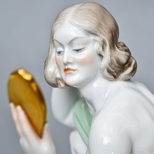 Коллекционная Фарфоровая статуэтка «Обнаженная девушка с зеркалом», HEREND Венгрия.