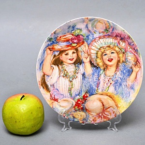 Коллекционная Фарфоровая тарелка «Детство. Девочки и шляпки», Wedgwood Англия - 1982 год.