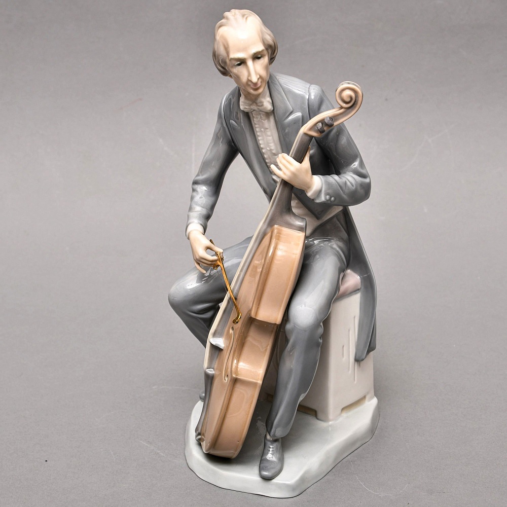Коллекционная Фарфоровая статуэтка «Музыкант. ВИОЛОНЧЕЛИСТ», Lladro Испания 70-е годы.