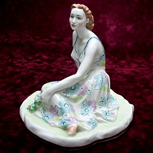 Авторская Фарфоровая Статуэтка «Летний день, Жена писателя А. Толстого» ДФЗ Дулево СССР -1958 год.