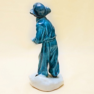 Коллекционная статуэтка «Мальчик со снежком», Фаянс ЗиК Конаково, СССР 50-е годы.