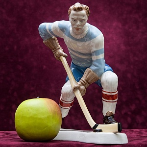 Редкость! Фарфоровая Статуэтка «Хоккеист» ROYAL DUX BOHEMIA, Чехословакия -50-е годы ХХ века.