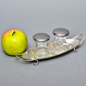 Сервировочный Набор для Специй из 2-х предметов на подставке, Англия, середина ХХ века.