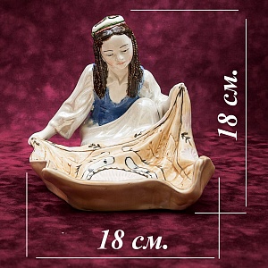 Коллекционная статуэтка - мелочевница «Узбечка с ковром», Фаянс ЗиК Конаково СССР, 1952 - 1962 годы. 