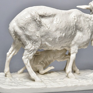 Коллекционная Фарфоровая статуэтка «Овца с ягненком», Nymphenburg Германия, середина ХХ века.