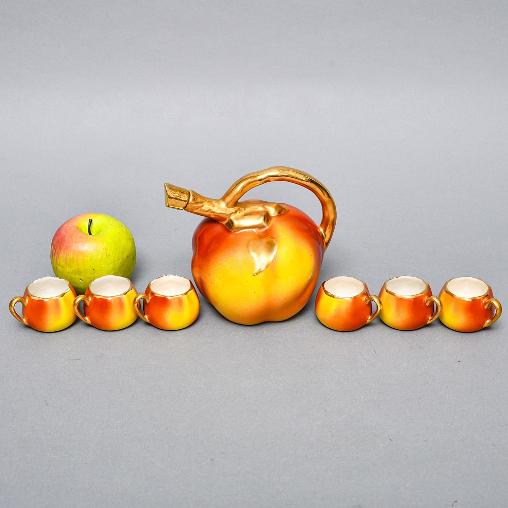 Фарфоровый Ликерный набор «ЯБЛОЧКИ» - 7 предметов, Франция, середина ХХ века. 