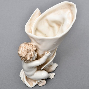 Антикварная статуэтка - салфетница «Путти с кульком», Фарфор Dressel & Kister Passau Германия.