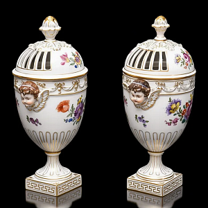 Парные Фарфоровые Вазоны - Вазы с крышками «ПУТТИ», SP Dresden / Potschappel Германия.