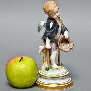 Антикварная Фарфоровая статуэтка «Купидон в образе нищего», Meissen Германия, начало ХХ века. 