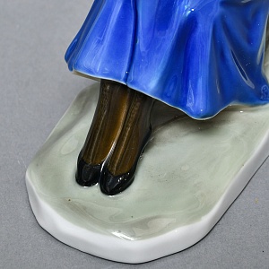 Антикварная фарфоровая статуэтка «Дама с горностаевой муфтой», Fraureuth Германия, 1919 - 1926 годы. 