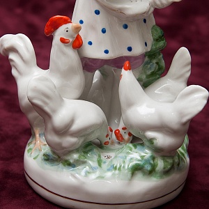 Фарфоровая Статуэтка «Девочка с курами» СССР ДФЗ Дулево -1956 год. 