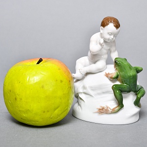  Антикварная Фарфоровая статуэтка «Мальчик и лягушка», ROSENTHAL Германия, 1919 - 1935 годы.