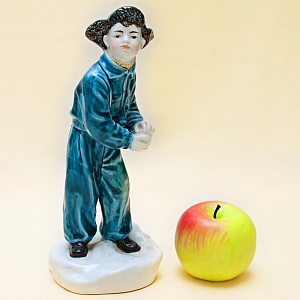 Коллекционная статуэтка «Мальчик со снежком», Фаянс ЗиК Конаково, СССР 50-е годы.