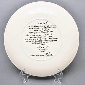 Коллекционная Фарфоровая тарелка «Детство. Дети на лугу», Wedgwood Англия - 1982 год. 
