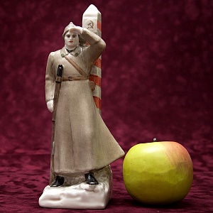 Агитационная Фарфоровая Статуэтка «Пограничник», ЛФЗ СССР -1930-е годы ХХ века.