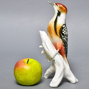 Коллекционная Фарфоровая статуэтка «Птица - Пёстрый Дятел», Карл Энс / Karl Ens, Германия.