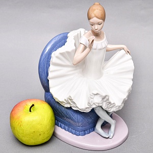 Коллекционная Фарфоровая статуэтка «Балерина в кресле с цветком», Nao by Lladro Испания.
