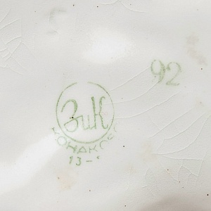 Коллекционная статуэтка - мелочевница «Узбечка с ковром», Фаянс ЗиК Конаково СССР, 1952 - 1962 годы. 