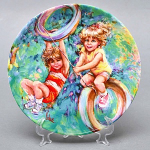 Коллекционная Фарфоровая тарелка «Детство. Мальчики на качелях», Wedgwood Англия - 1985 год. 