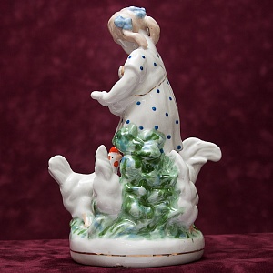 Фарфоровая Статуэтка «Девочка с курами» СССР ДФЗ Дулево -1956 год. 