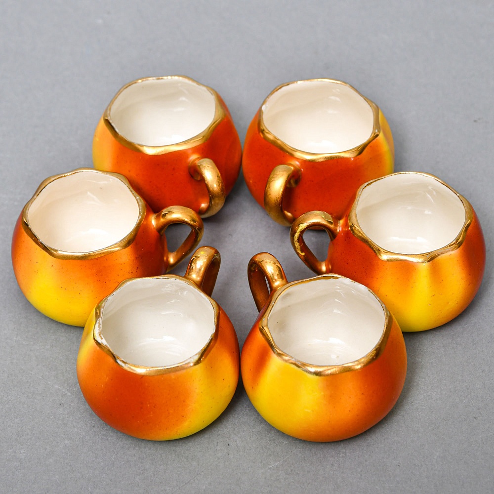 Фарфоровый Ликерный набор «ЯБЛОЧКИ» - 7 предметов, Франция, середина ХХ века. 