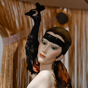 Настольная Электрическая Лампа - Светильник «Дама с Павлином», FLORENCE Италия -1987 год.