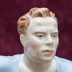 Редкость! Фарфоровая Статуэтка «Хоккеист» ROYAL DUX BOHEMIA, Чехословакия -50-е годы ХХ века.