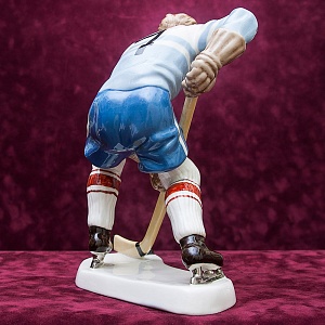 Редкость! Фарфоровая Статуэтка «Хоккеист» ROYAL DUX BOHEMIA, Чехословакия -50-е годы ХХ века.