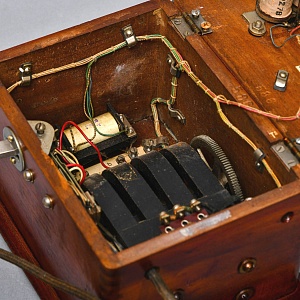 Антикварный Настенный Телефонный аппарат - Телефон «CHARLES FEVTS N.V.», Бельгия -1915 год. 