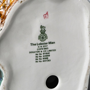 Коллекционная Фарфоровая статуэтка «Рыбак с омаром», Royal Doulton Ангия, 1963 - 1994 годы. 