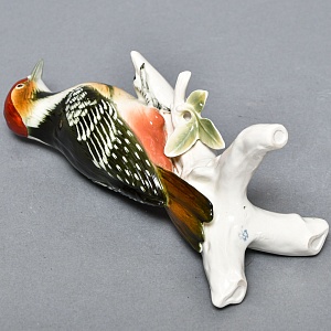 Коллекционная Фарфоровая статуэтка «Птица - Пёстрый Дятел», Карл Энс / Karl Ens, Германия.