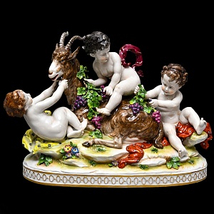 Большая Антикварная Фарфоровая Статуэтка «Путти, играющие с козлом», Carl Thieme Германия.