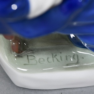 Антикварная фарфоровая статуэтка «Дама с горностаевой муфтой», Fraureuth Германия, 1919 - 1926 годы. 