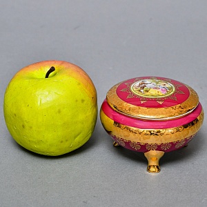 Антикварная Фарфоровая Шкатулка - Бонбоньерка «Дама с Кавалером - Свидание», DW Karlsbad, Германия 20-е гг.