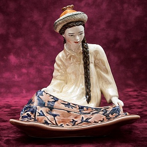 Коллекционная статуэтка - мелочевница «Киргизка с ковром», Фаянс ЗиК Конаково СССР, 1957 год. 