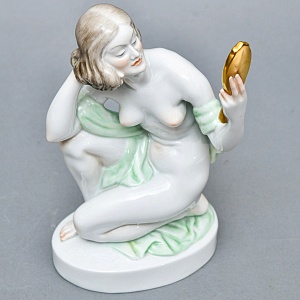 Коллекционная Фарфоровая статуэтка «Обнаженная девушка с зеркалом», HEREND Венгрия.