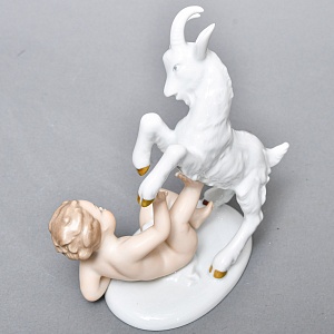 Коллекционная Фарфоровая статуэтка «Путти с козленком»,  WALLENDORF Германия, середина ХХ века.