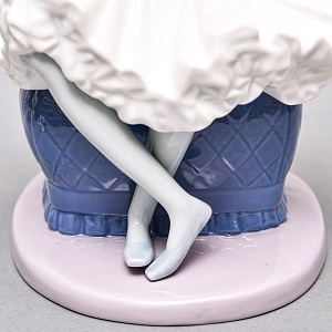 Коллекционная Фарфоровая статуэтка «Балерина в кресле с цветком», Nao by Lladro Испания.