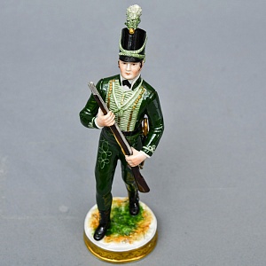 Фарфоровая статуэтка Солдат - «Стрелок корпуса герцога Камберлендского», Rudolf Kammer Германия.
