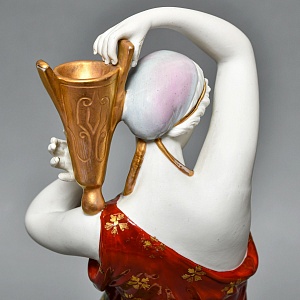 Антикварная Фарфоровая статуэтка «Девушка с кувшином», Nymphenburg Германия, начало ХХ века.